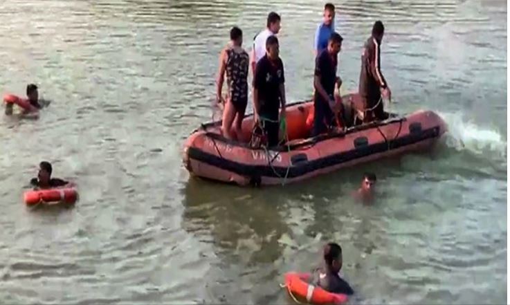 गुजरात नौका हादसा: एक प्रबंधक समेत तीन लोग गिरफ्तार